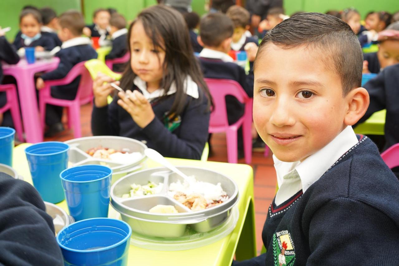 Fotografía de un niño comiendo alimentos