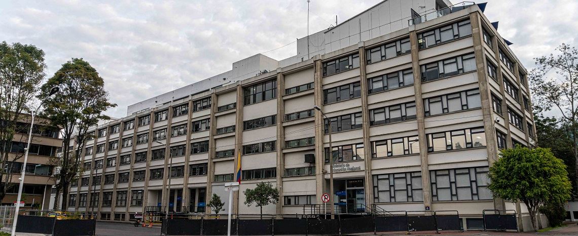 Mineducación articula acciones de prevención y alistamiento por la alerta en el volcán Nevado del Ruiz