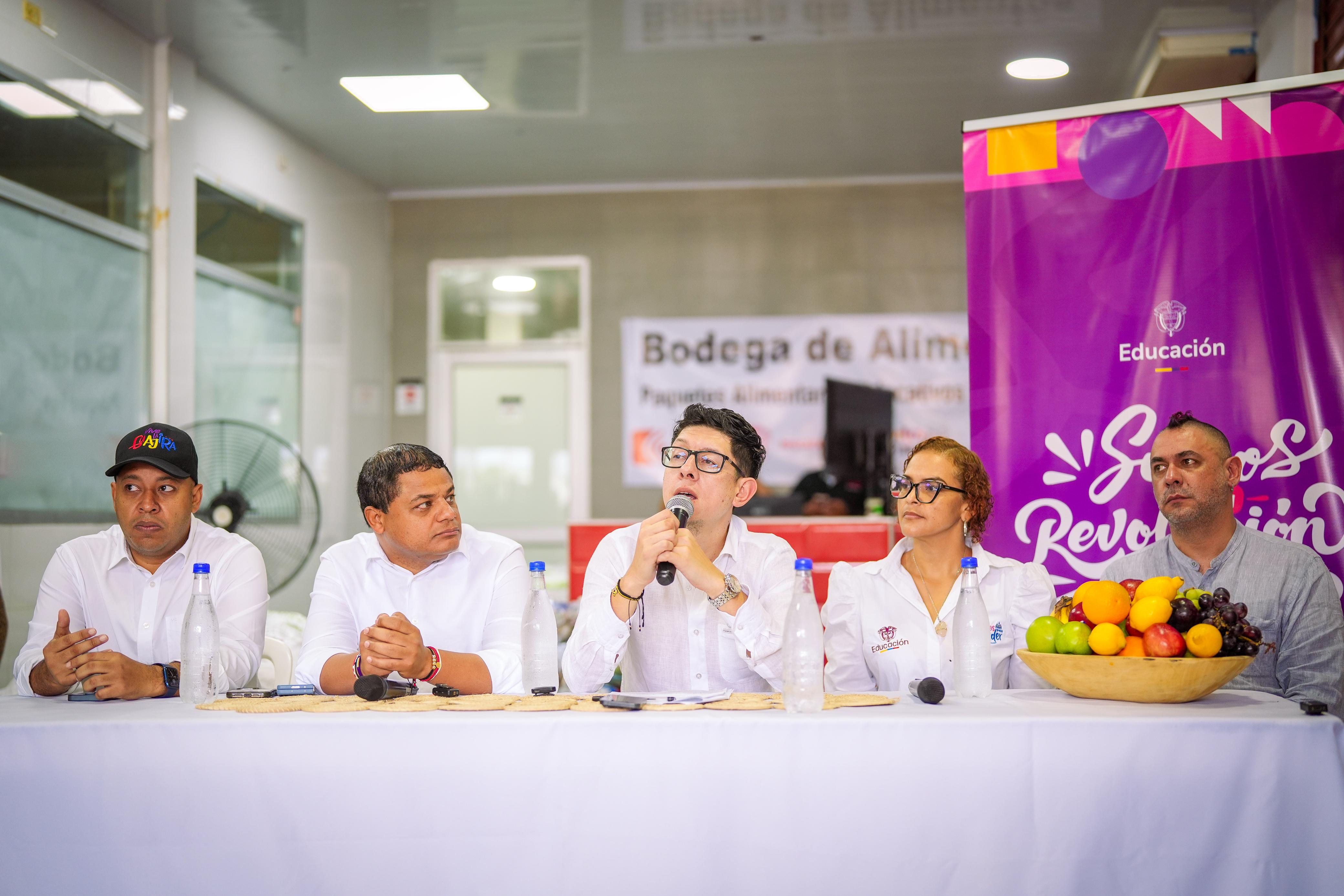 Por primera vez un gobierno entrega canastas alimentarias para el receso escolar de los niños y niñas, 260 mil en La Guajira y 577 mil en todo el país
