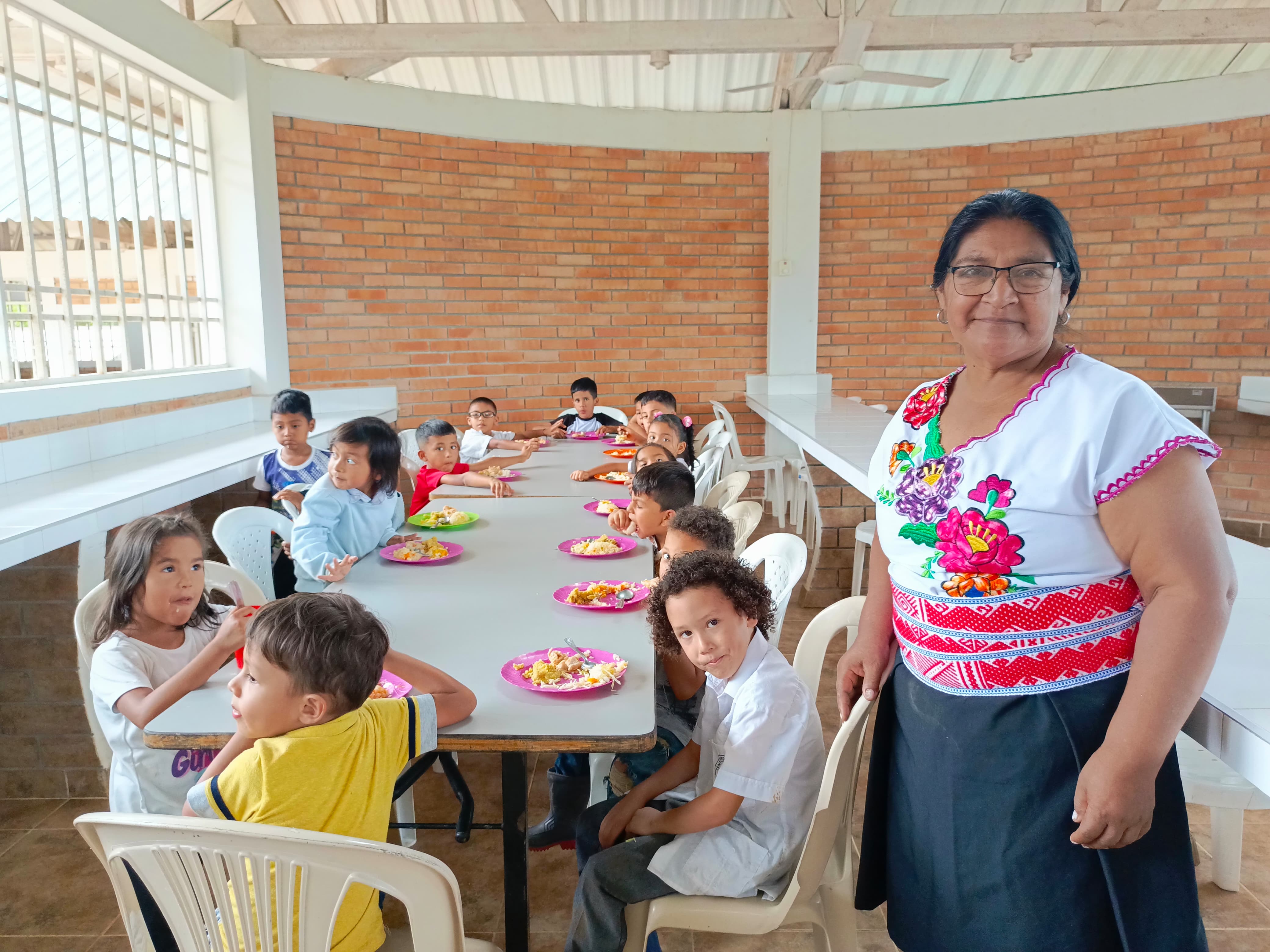 Niños reciben su PAE