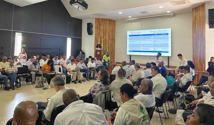 Foto de personas en un auditorio