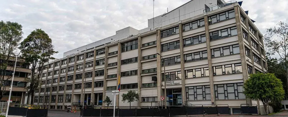 Mineducación articula acciones de prevención y alistamiento por la alerta en el volcán Nevado del Ruiz